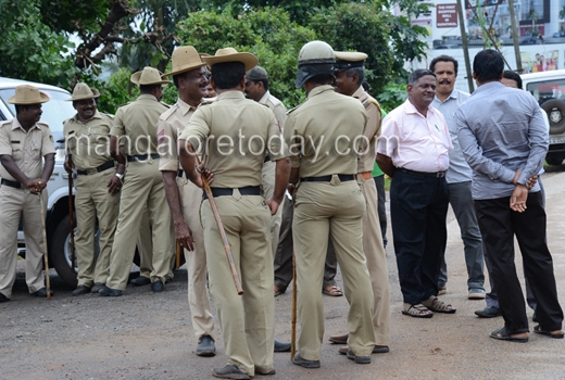 MCC demolishes  Ganeshotsava Samithi bldg 